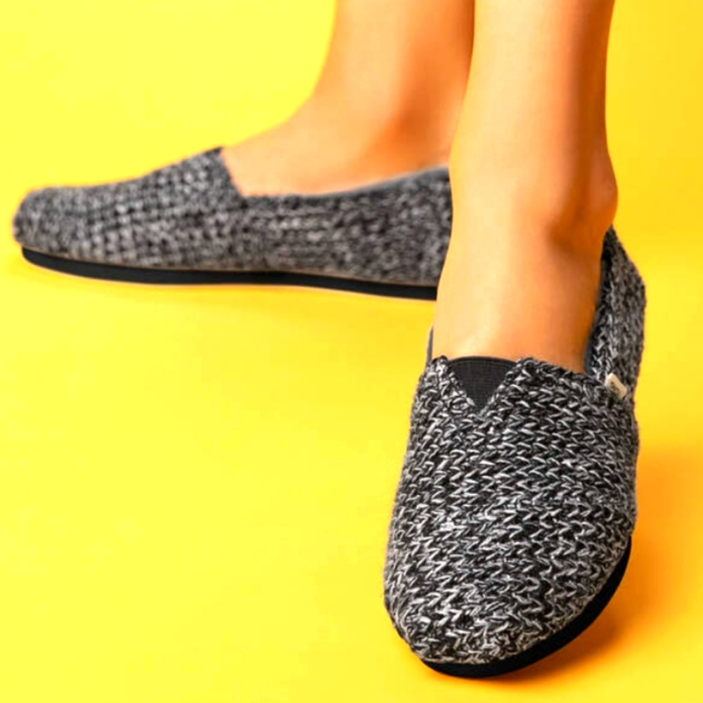 TOMS Women's Belmont Black Sweater Knit with Faux Fur Slip-on Shoe NWT SZ 8.5